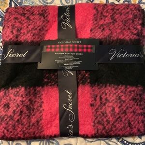 BNWT Victoria’s Secret fuchsia Buffalo check plaid scarf (feels like fleece)